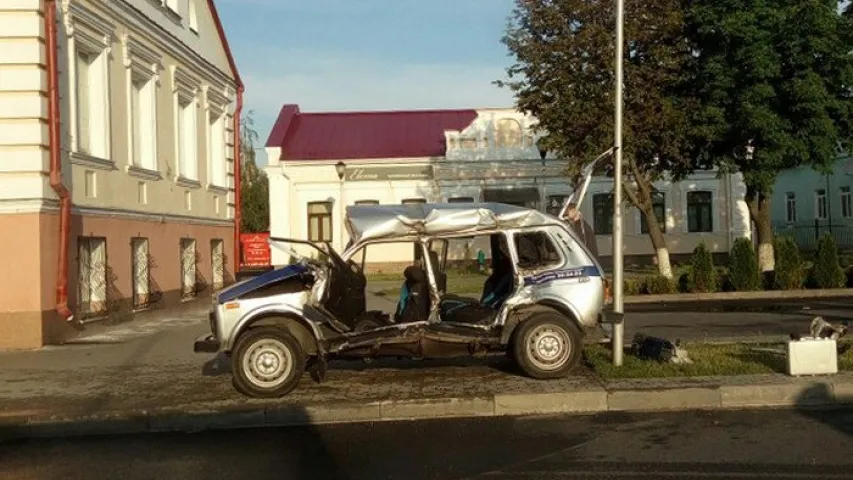 У Пінску грузавік "Мерсэдэс" урэзаўся ў міліцэйскую машыну 