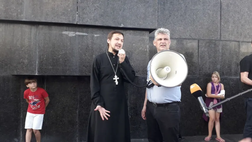 На плошчы Незалежнасці ў Мінску зноў сабраліся людзі. Стрым