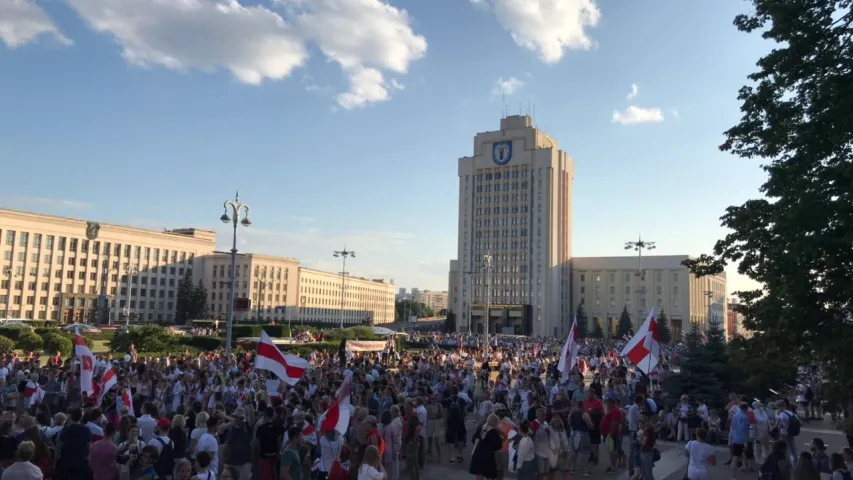 На плошчы Незалежнасці ў Мінску зноў сабраліся людзі. Стрым