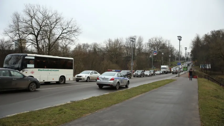 Галоўную навагоднюю ялінку ў Полацку ўпусцілі на мосце пры перавозцы