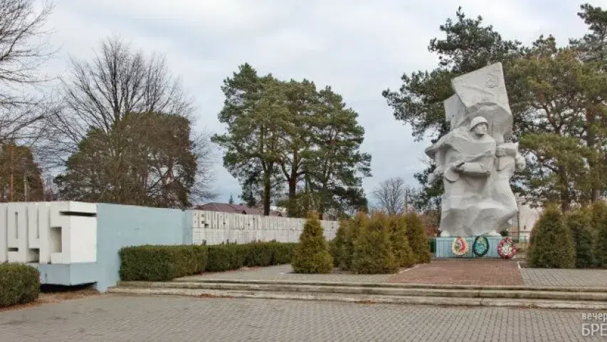 Дэмантаваныя ў Польшчы помнікі савецкім салдатам знойдуць прытулак пад Брэстам