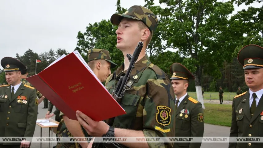 В условиях эпидемии коронавируса в Беларуси прошла присяга призывников