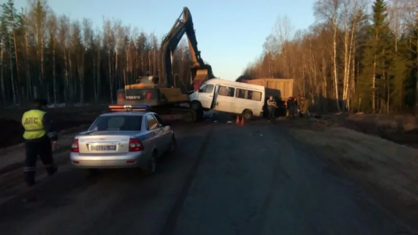 Пад Псковам экскаватар урэзаўся ў мікрааўтобус з беларусамі