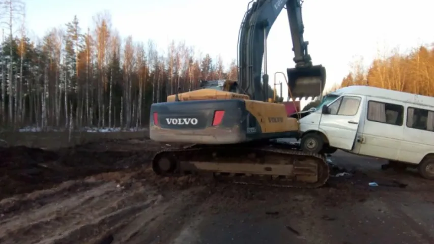 Пад Псковам экскаватар урэзаўся ў мікрааўтобус з беларусамі