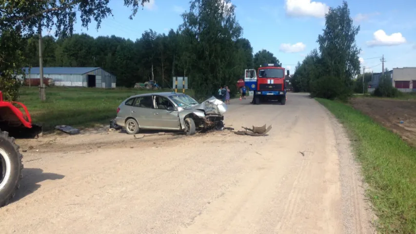 Пад Пухавічамі аўто з п'яным кіроўцам наскочыла на дрэва — двое загінулых