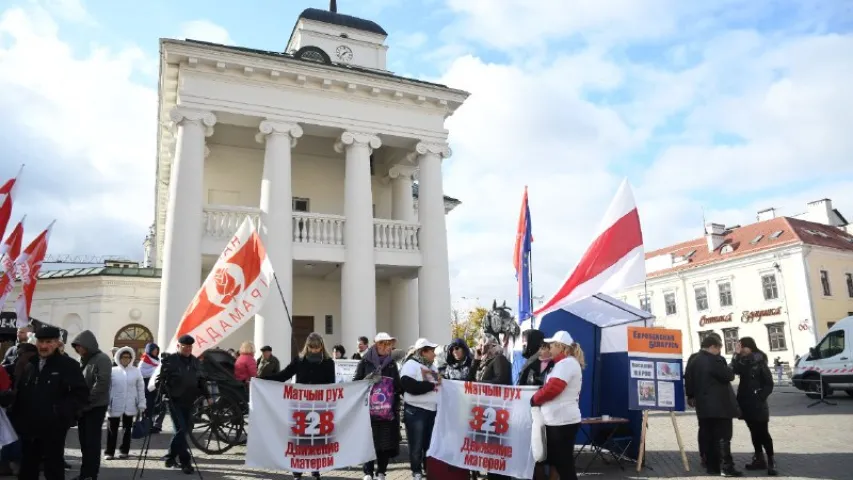 На Плошчы Свабоды ў Мінску прыхільнікі Статкевіча распалілі вогнішча