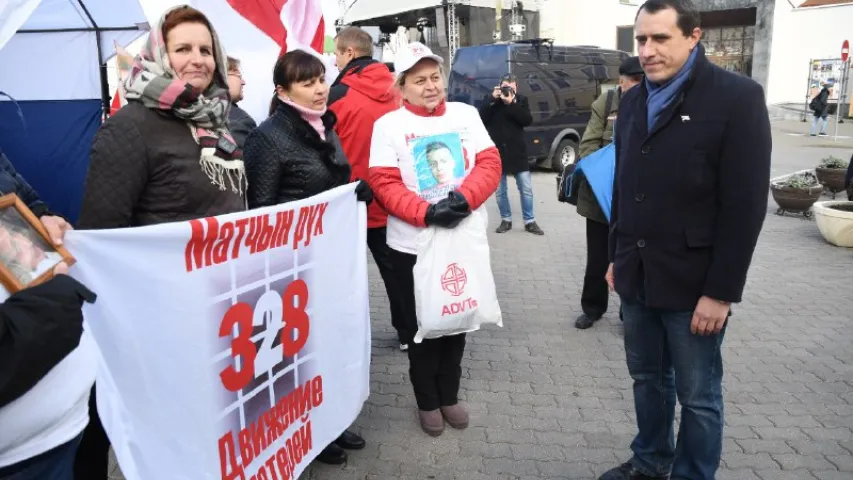 На Плошчы Свабоды ў Мінску прыхільнікі Статкевіча распалілі вогнішча