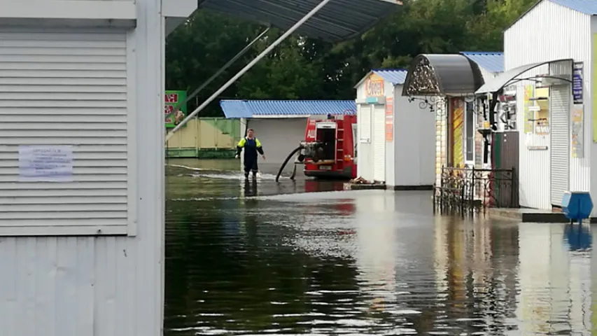 Залева ў Рэчыцы змыла гандлёвы павільён на набярэжнай і затапіла рынак