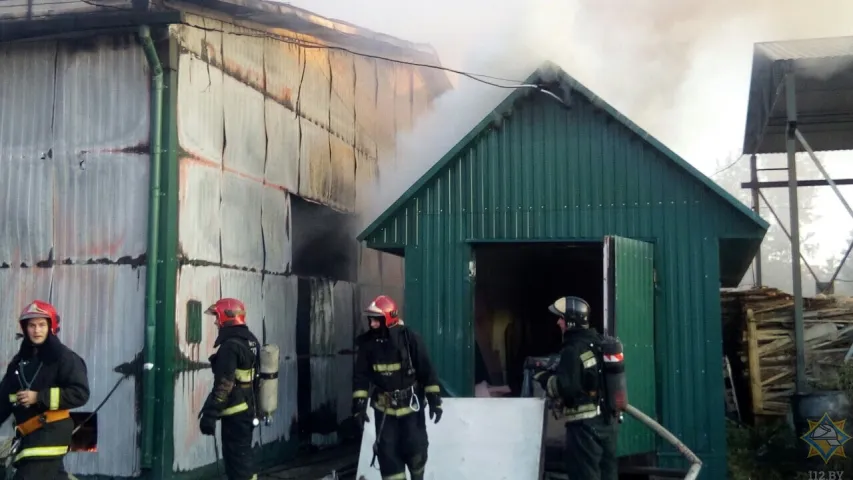 У Гомелі гарэў металічны ангар з прадукцыяй будаўнічага прадпрыемства