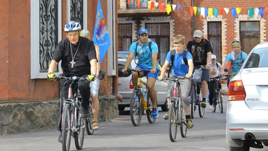 Мітрапаліт Кандрусевіч праехаў па Мінску на ровары