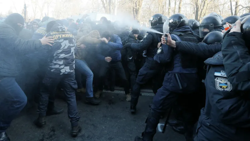 Сутычкі ў Кіеве з-за рынку зямлі: зялёнка і кіі супраць слёзацечнага газу