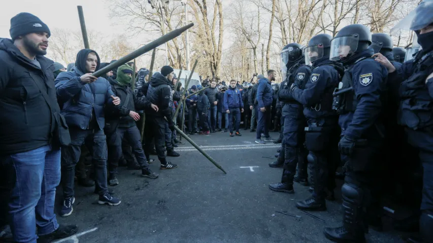 Сутычкі ў Кіеве з-за рынку зямлі: зялёнка і кіі супраць слёзацечнага газу