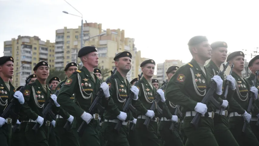 Расійскі генерал завітаў на рэпетыцыю ваеннага парада ў Мінску (фота)