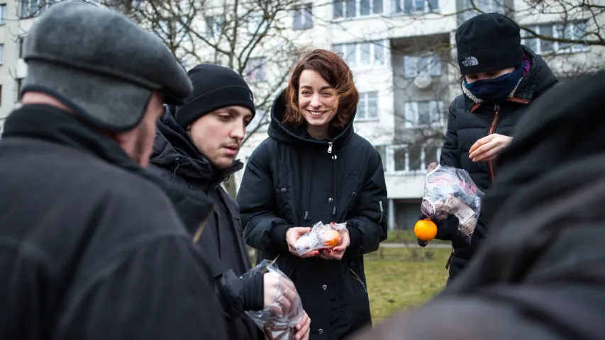 Напярэдадні Новага года ў Мінску валанцёры раздавалі ежу бяздомным (фота)