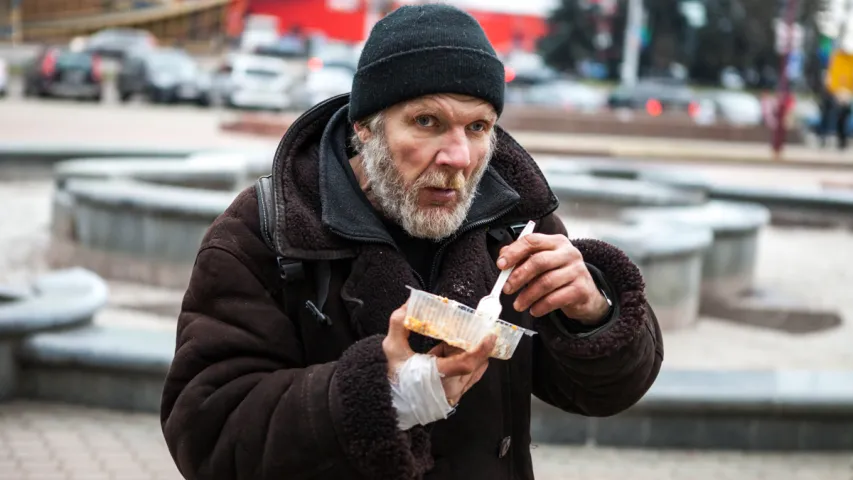 Напярэдадні Новага года ў Мінску валанцёры раздавалі ежу бяздомным (фота)