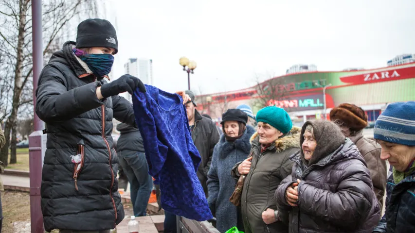 Напярэдадні Новага года ў Мінску валанцёры раздавалі ежу бяздомным (фота)