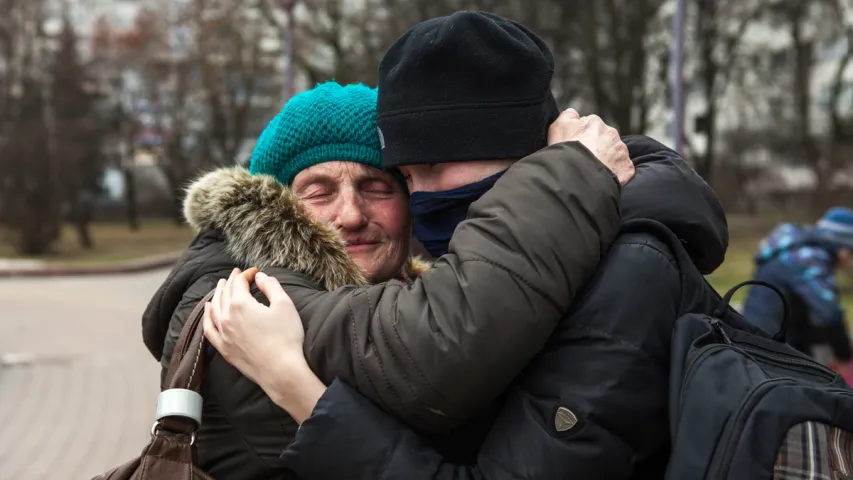 Напярэдадні Новага года ў Мінску валанцёры раздавалі ежу бяздомным (фота)