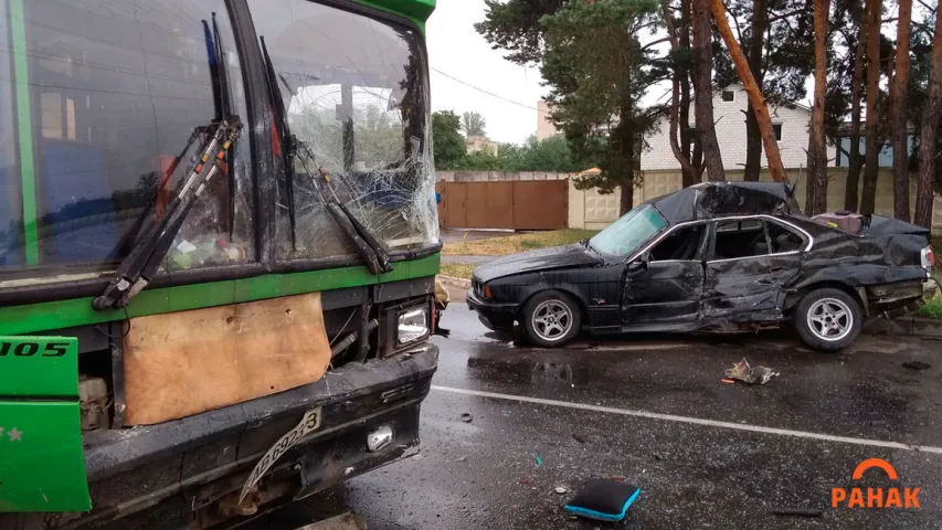 У Светлагорску БМВ пратараніў гарадскі аўтобус (фота, відэа)