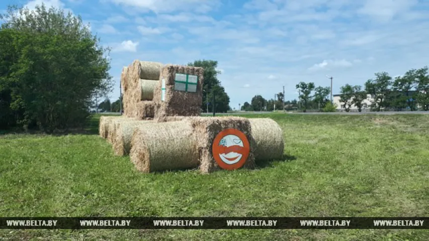 Фотафакт: У Слуцкім раёне зрабілі трактар і камбайн з саломы