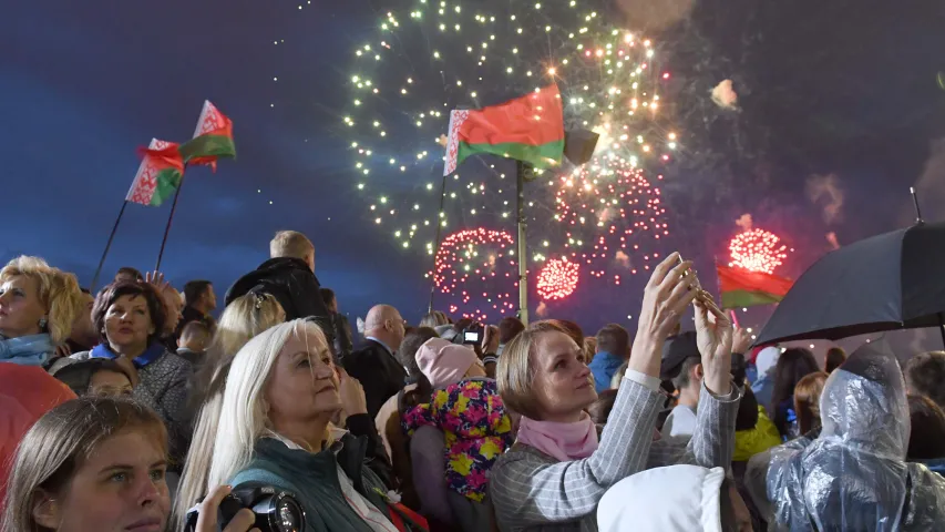 За гадзіну да салюта... Фотарэпартаж з парада ў Мінску