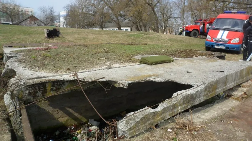 У Жлобіне ратавалі мужчыну, які трапіў у “палон” у трохметровай яме з бутэлькамі