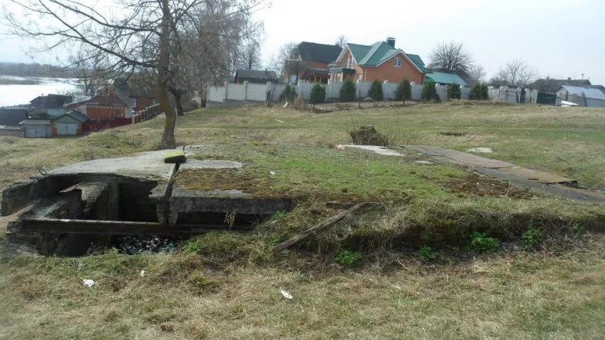 У Жлобіне ратавалі мужчыну, які трапіў у “палон” у трохметровай яме з бутэлькамі