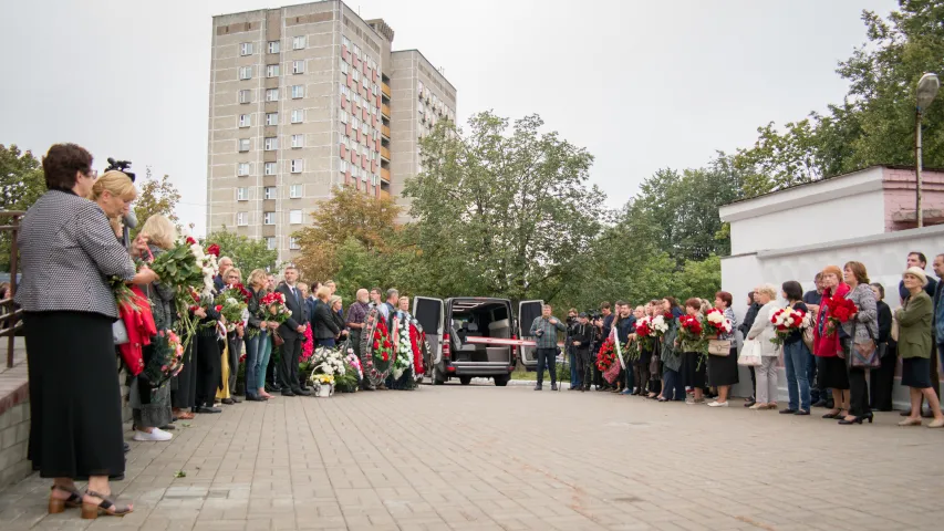 На развітанне з Алесем Ліпаем прыйшлі дзясяткі чалавек