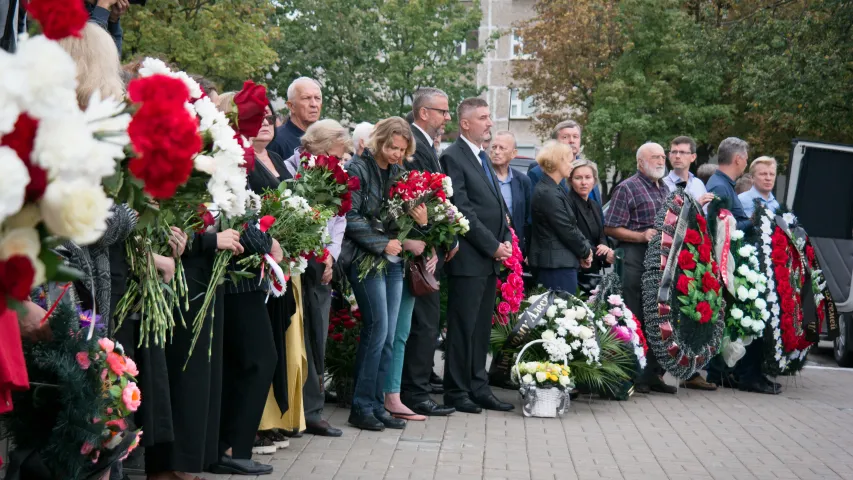 На развітанне з Алесем Ліпаем прыйшлі дзясяткі чалавек