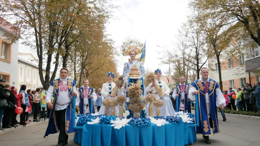 Залатыя людзі і конь з бульбы. Як Мядзел прымае абласныя "Дажынкі" (шмат фота)