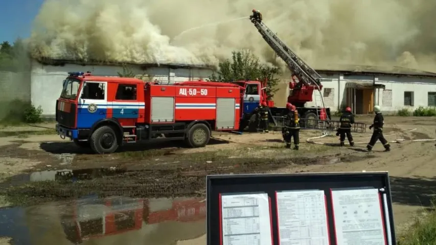 У Гродне тушылі буйны пажар на тэрыторыі былой вайсковай часткі (фота)