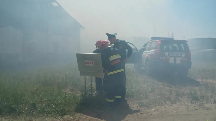 У Гродне тушылі буйны пажар на тэрыторыі былой вайсковай часткі (фота)