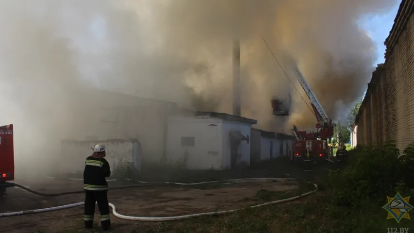 У Гродне тушылі буйны пажар на тэрыторыі былой вайсковай часткі (фота)