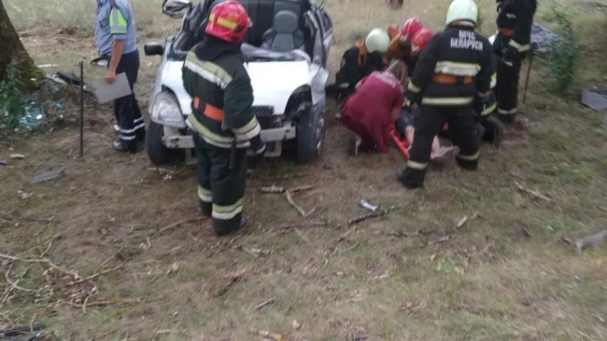 "Таёта Ярыс" з сямю падлеткамі ўрэзалася ў дрэва пад Слонімам (фота)