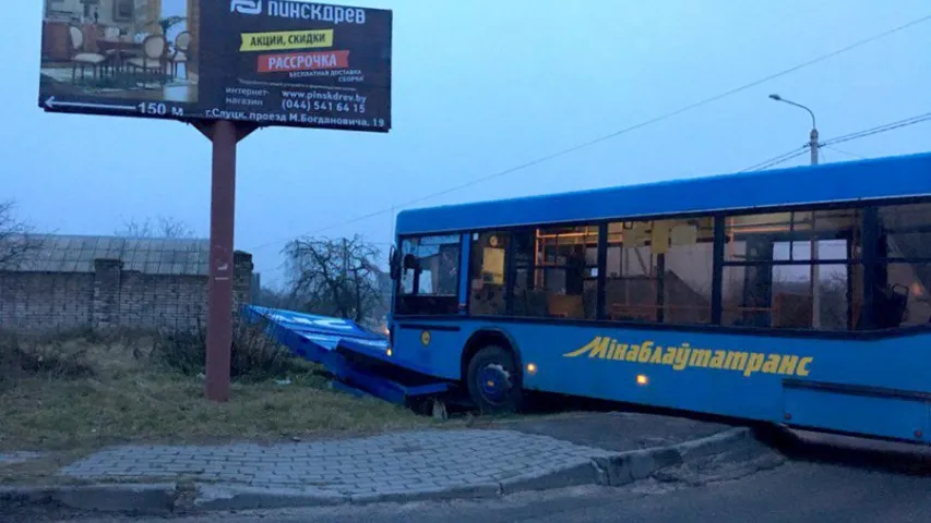 Пасажырскі аўтобус у Слуцку знёс табло аўтазапраўкі