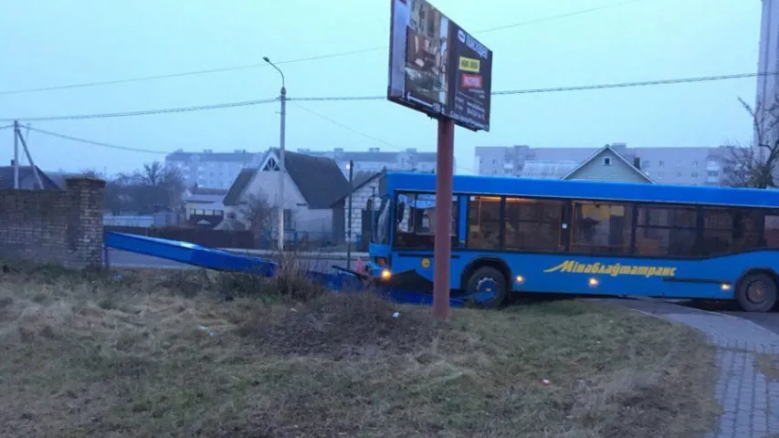 Пасажырскі аўтобус у Слуцку знёс табло аўтазапраўкі