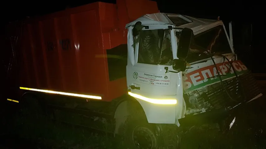 П'яны кіроўца смеццявоза знёс ліхтарны слуп у Мінску