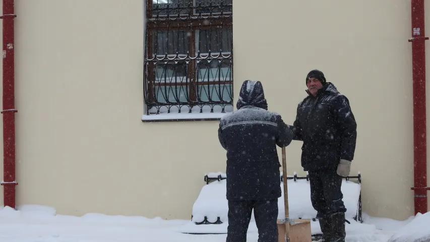 Жыхары Мінска змагаюцца з магутным снегападам