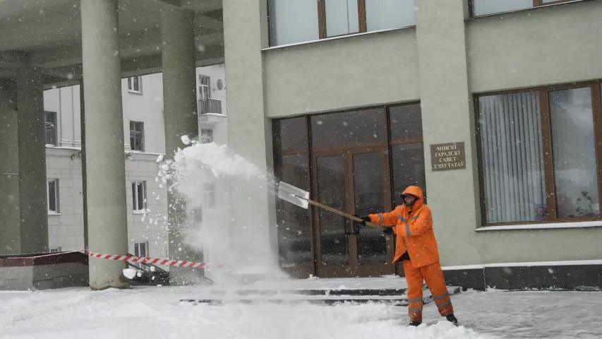 Жыхары Мінска змагаюцца з магутным снегападам