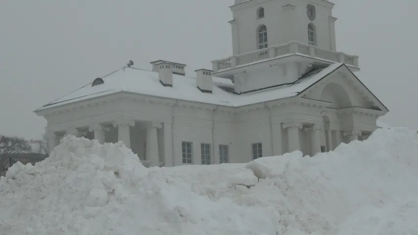 Жыхары Мінска змагаюцца з магутным снегападам