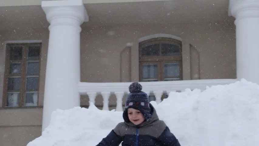 Жыхары Мінска змагаюцца з магутным снегападам