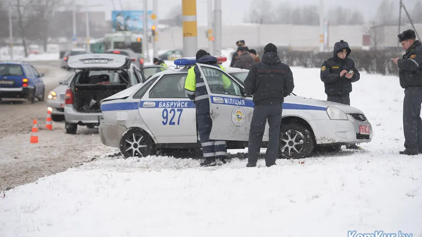 У Бабруйску аўтамабіль ДАІ выехаў на сустрэчную паласу і ўчыніў ДТЗ