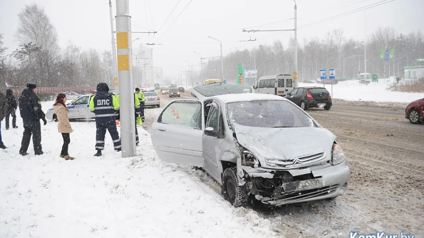 У Бабруйску аўтамабіль ДАІ выехаў на сустрэчную паласу і ўчыніў ДТЗ