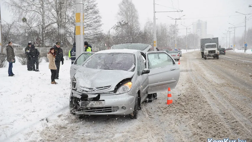 У Бабруйску аўтамабіль ДАІ выехаў на сустрэчную паласу і ўчыніў ДТЗ