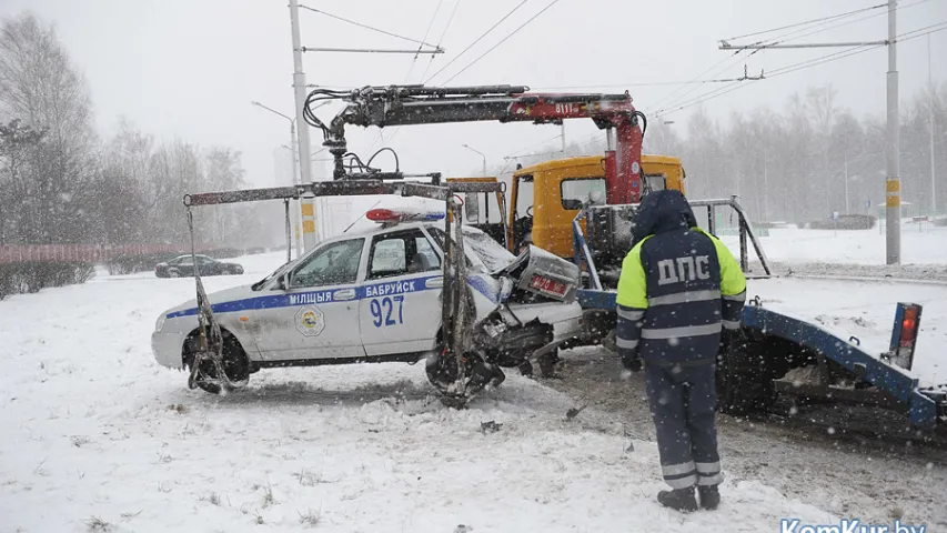 У Бабруйску аўтамабіль ДАІ выехаў на сустрэчную паласу і ўчыніў ДТЗ