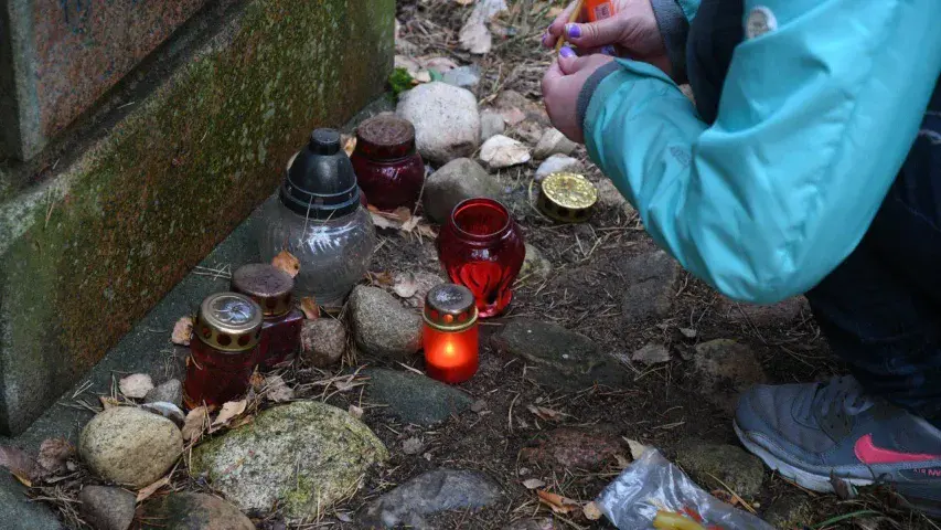 Дзяды скончыліся мітынгам у Курапатах: свечы, крыжы і ліст ад Пазняка