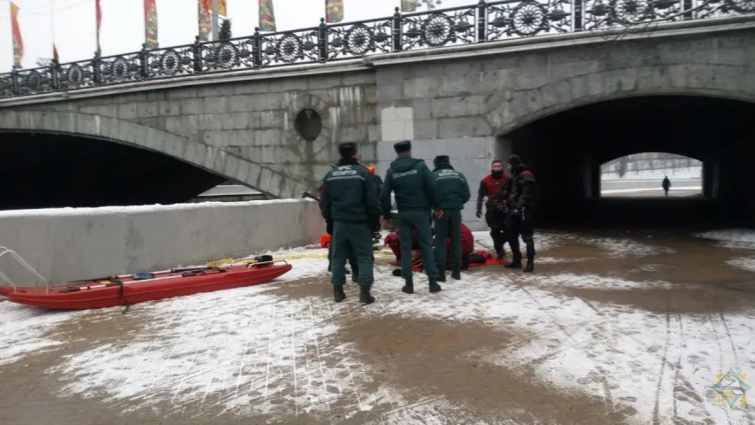 У цэнтры Мінска з ракі дасталі мужчыну