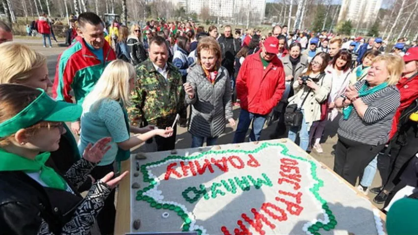 Марыяна Шчоткіна фарбавала лавачкі ў Парку камянёў у Мінску