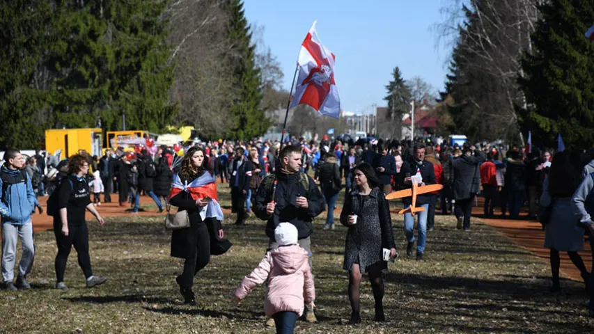 Светлыя твары, шчырыя ўсмешкі: фотарэпартаж з Дня Волі ў Гродне