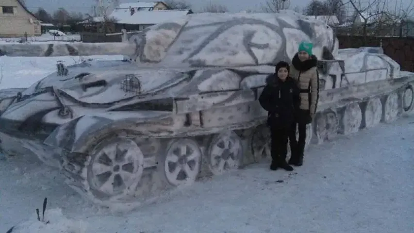 Беларуская сям'я зляпіла са снегу танк у натуральную велічыню (фота)