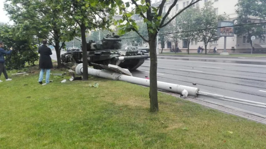 Два светы — два парады: разбіты асфальт у Мінску vs танкі на гуме ў Вашынгтоне